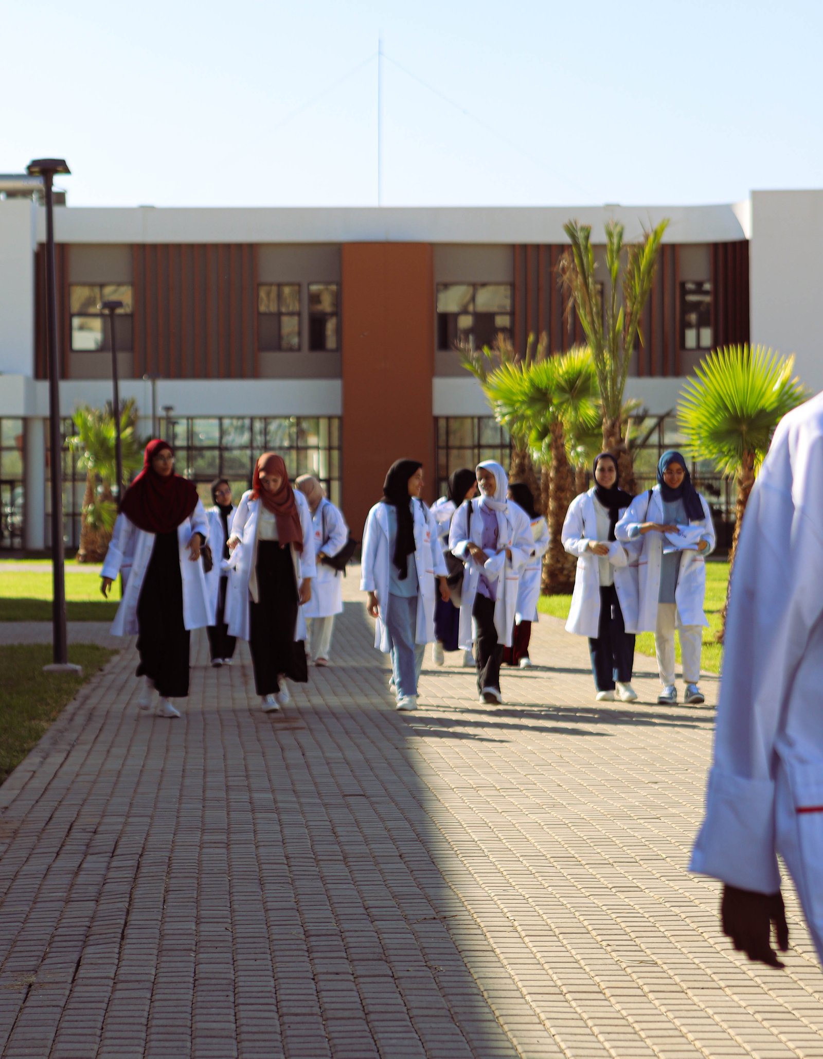 Plans d'architecture avec casque de chantier